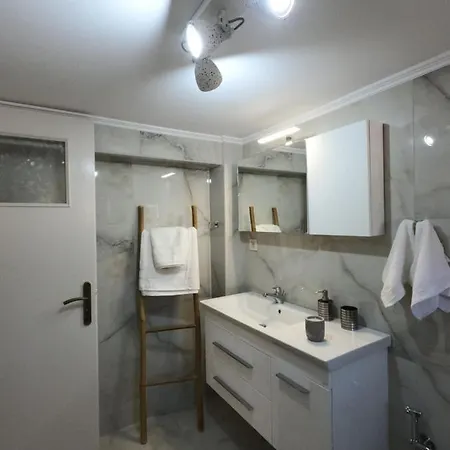 Evi's House Apartment Kandia